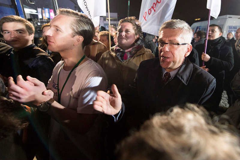 Szef sztabu PiS Stanisław Karczewski przekonuje, że pod TVP doszło do prowokacji wymierzonej w Beatę Szydło.