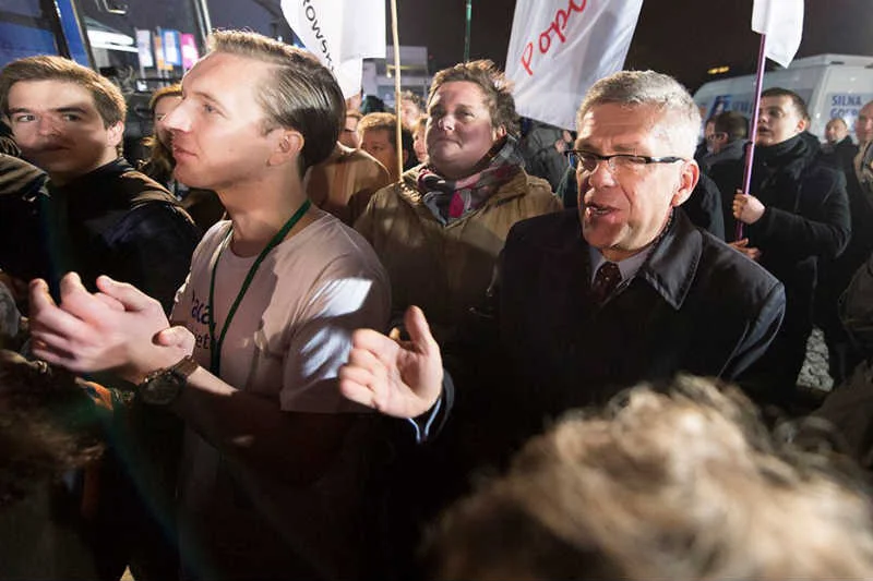 Szef sztabu PiS Stanisław Karczewski przekonuje, że pod TVP doszło do prowokacji wymierzonej w Beatę Szydło.