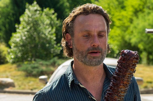Andrew Lincoln - Rick z kultowego "The Walking Dead". Producent wykonawczy uważa, że powstanie filmowa wersja serialu.