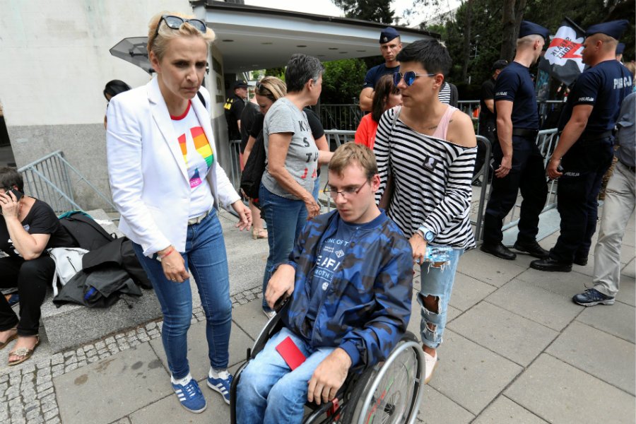 Joanna i Kuba Hartwich chcieli wejść na komisję regulaminową dotyczącą protestu niepełnosprawnych. Dostali jednak zakaz. Na zdjęciu Kuba Hartwich i Joanna Scheuring-Wielgus.