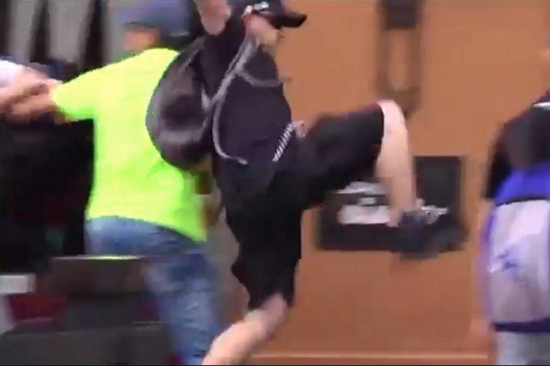 - Dość tolerowania faszystów - nawołują internauci. Atak narodowców w Radomiu na demonstracje KOD-u pokazuje, że flirt obecnej władzy z narodowcami może źle się skończyć.