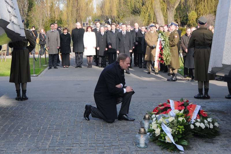 Premier Donald Tusk na oficjalnych obchodach drugiej rocznicy katastrofy pod Smoleńskiem