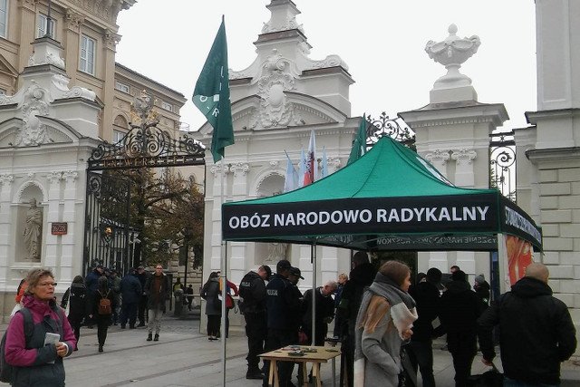 ONR agitował pod bramą głównego kampusu UW.