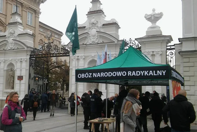 ONR agitował pod bramą głównego kampusu UW.