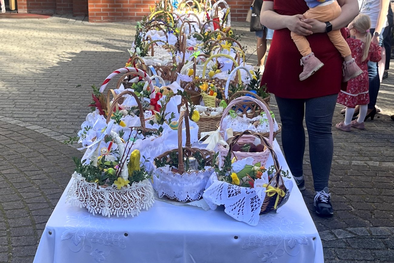 Święcenie pokarmów 2025. W tych warszawskich parafiach zrobisz to nawet późnym popołudniem.