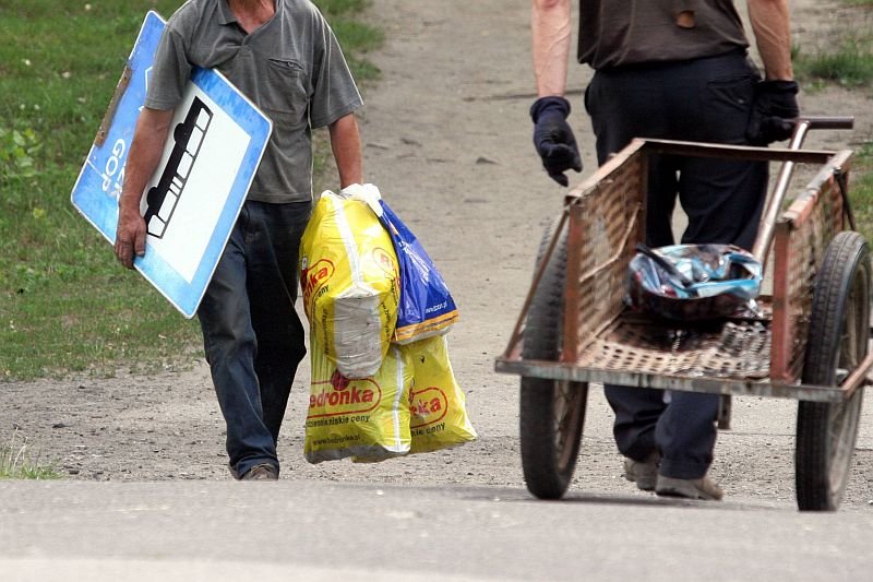 Złomiarze to zdesperowane złodziejaszki, czy raczej niebezpieczni dla każdego z nas przestępcy?