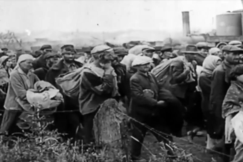 W najnowszym anglojęzycznym filmie Kancelarii Prezesa Rady Ministrów umieszczono drastyczne nagrania z wojny. Tym razem obeszło się bez wpadek.