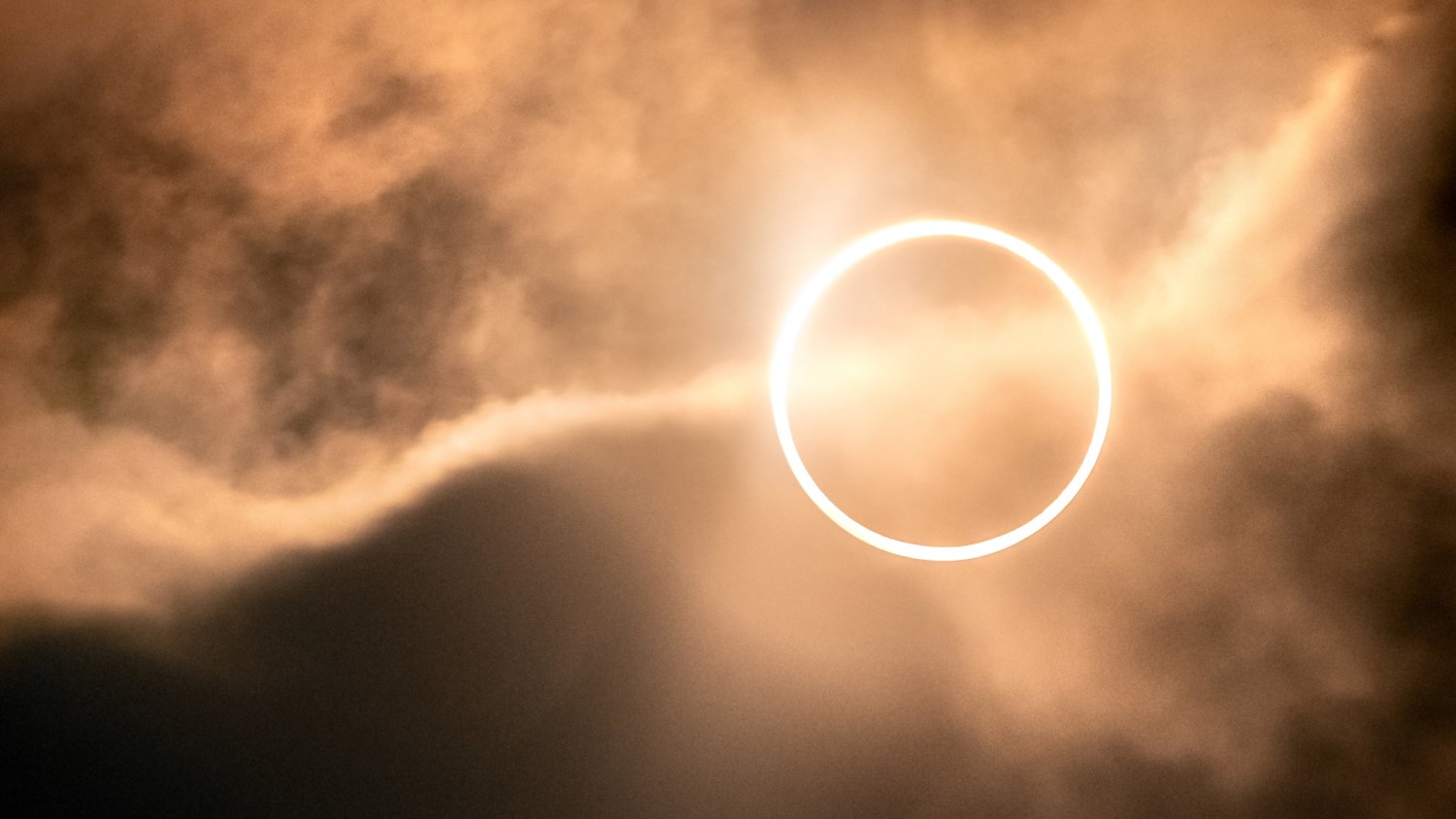 "Pierścień ognia" na niebie już 17 lutego. Księżyc zakryje Słońce na 2 minuty