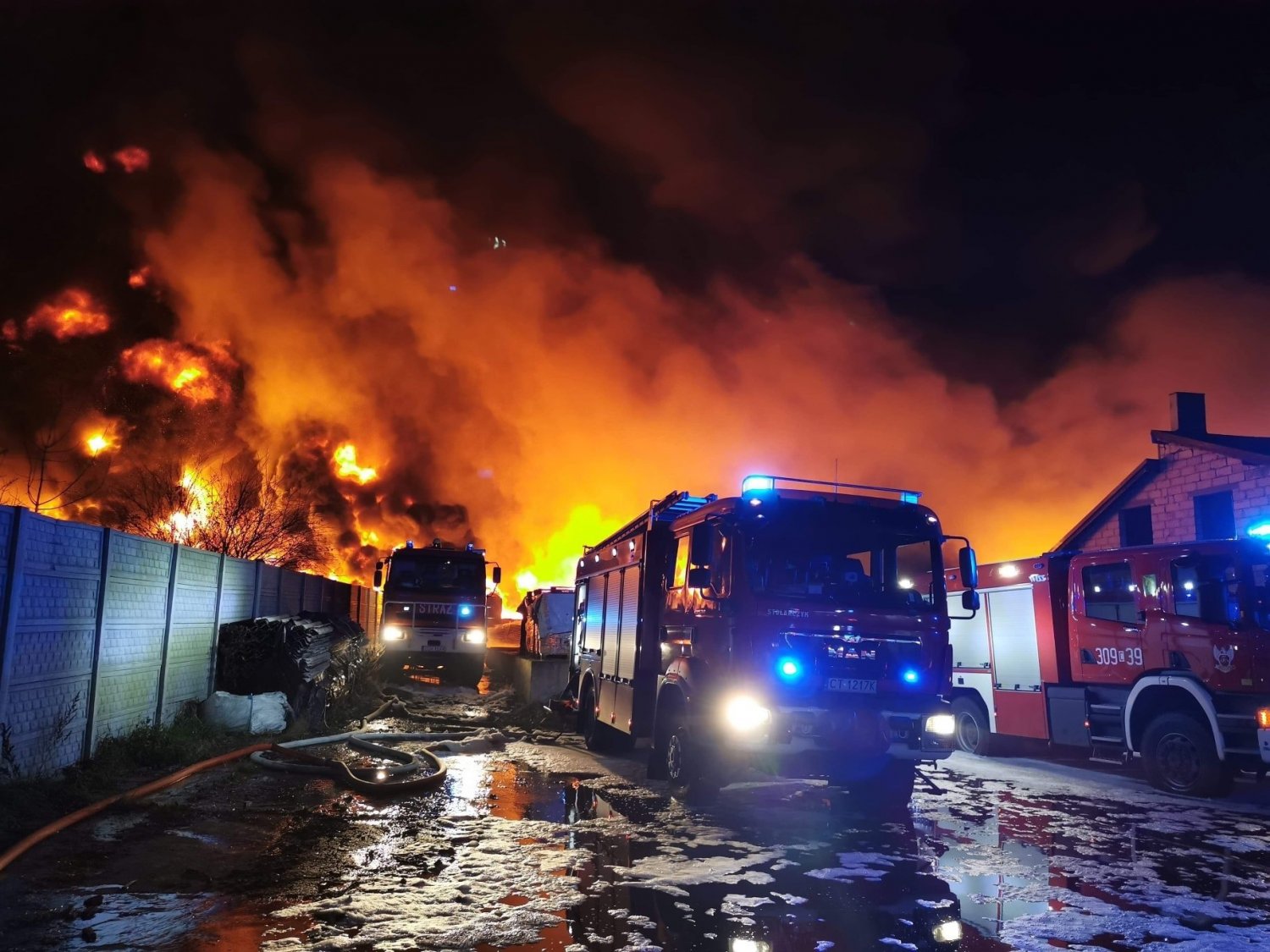 Pożar składowiska opon w Raciniewie. Ogień gasi 170 strażaków  [ZDJĘCIA]