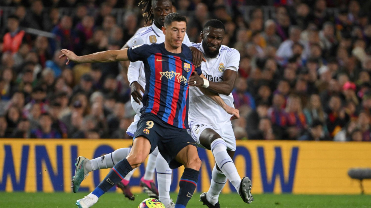 Robert Lewandowski popisał się idealnym zagraniem w kluczowym momencie niedzielnego El Clasico.