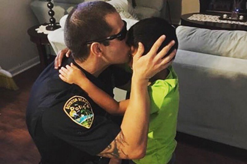 Nadciąga groza. Policjant z Florydy czule żegna się z synem. Poruszenie internauci dziękują swoim ratownikom. Życzą im bezpiecznego powrotu do domu.