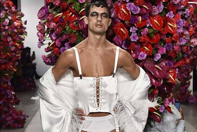 Model w gorsecie. Czy to naprawdę za dużo?