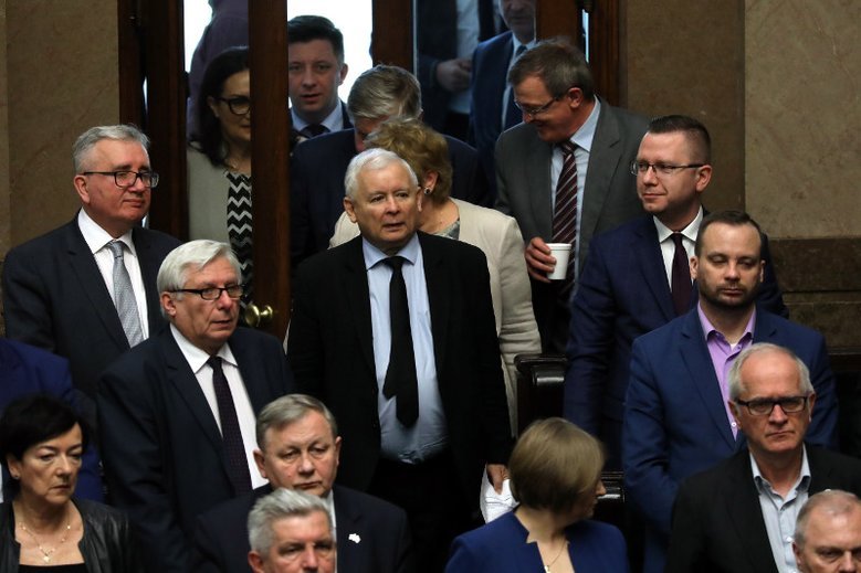 Najnowszy sondaż "Wiadomości TVP" daje ogromną przewagę PiS.