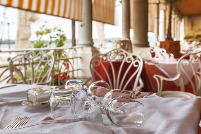 Jak się zachować przy stole? Wiedza niezbędna wychowankom poprawczaków