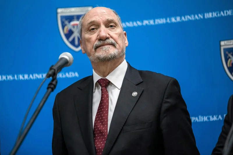 Antoni Macierewicz ma coraz słabszą pozycję w rządzie Beaty Szydło. Mógłby go zastąpić Joachim Brudziński – przynajmniej do tego namawiają prezesa PiS jego współpracownicy.