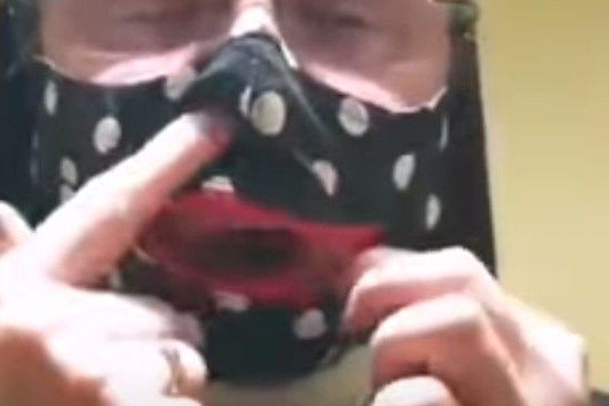 Maseczka liturgiczna do sprawowania kultu ma suwak, którego odsunięcie pozwala na przykład przyjmować komunię świętą.