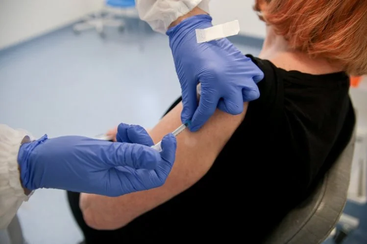 Szczepionka AstraZeneca może być stosowana u osób od 18 do 69 r.ż.