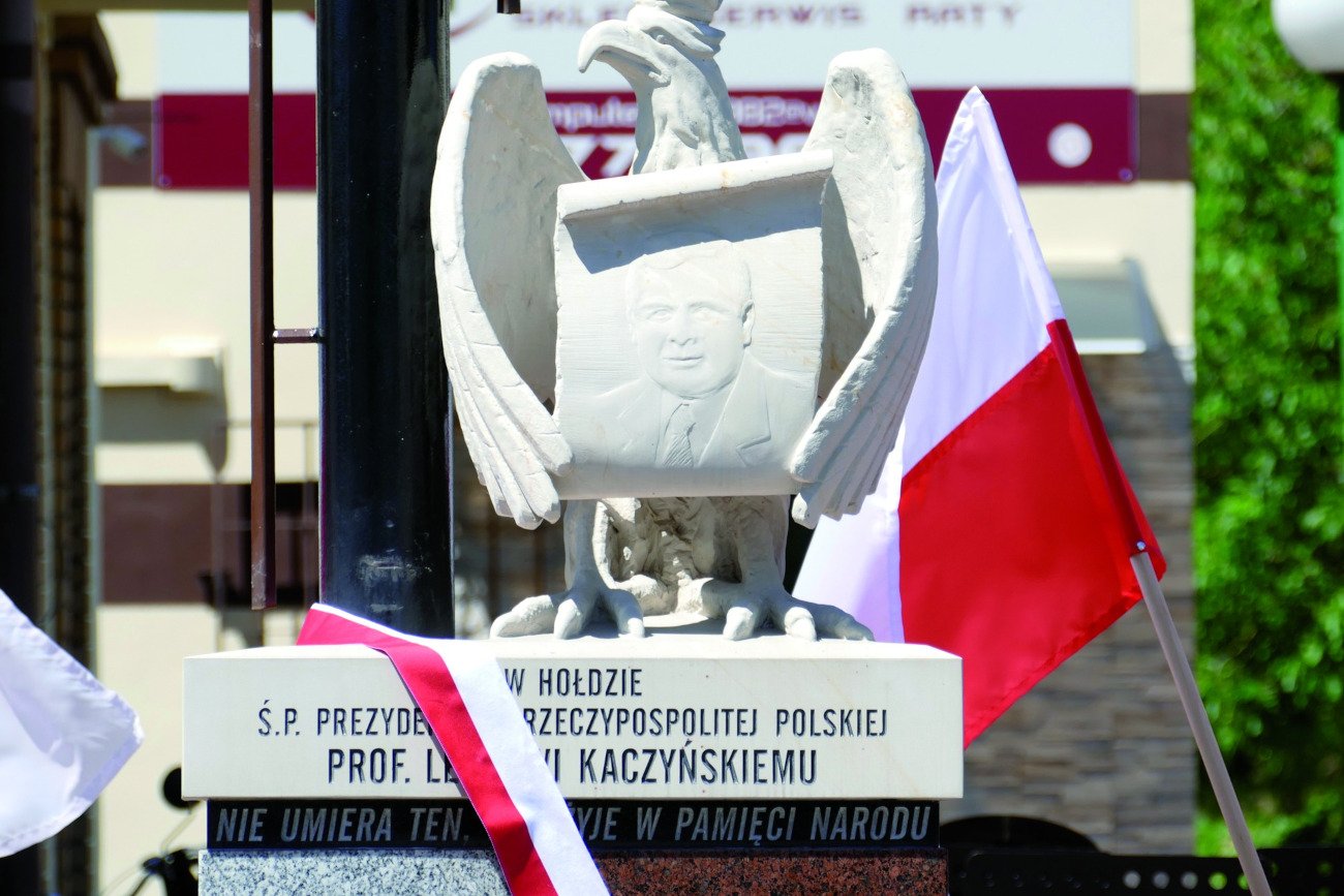 Opole Lubelskie. Pomnik Lech Kaczyńskiego oblany brązową farbą.
