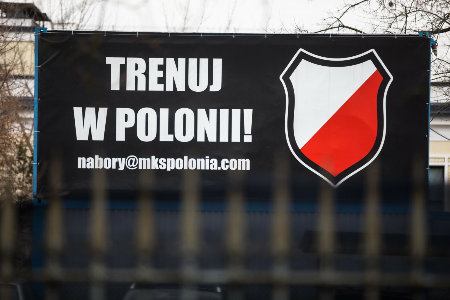 Szokujące plakaty, na których widnieją groźby wobec dzieci, pojawiły się w okolicach stadionu Polonii Warszawa.