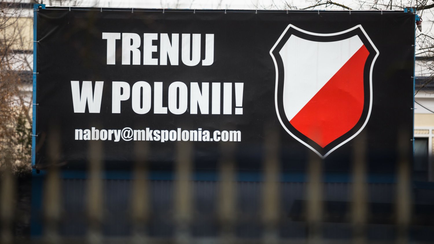 Szokujące plakaty, na których widnieją groźby wobec dzieci, pojawiły się w okolicach stadionu Polonii Warszawa.