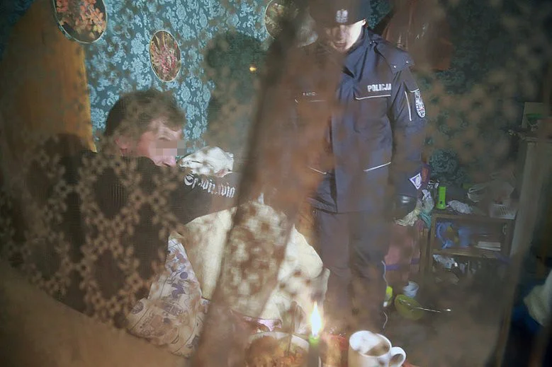 Tczewska policja odmówiła interwencji. 60-latek zamarzł we własnym mieszkaniu.
