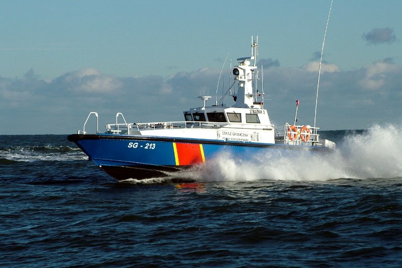 Łódź należąca do Straży Granicznej tak się rozpędziła na Martwej Wiśle w Gdańsku, że wzbudzone przez nią fale uszkodziły kilka jachtów stojących przy nadbrzeżu.