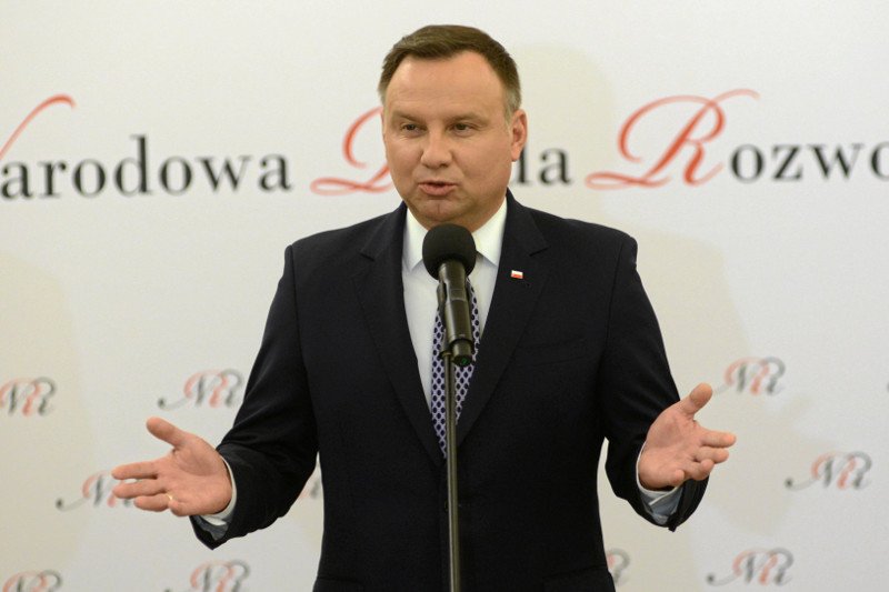 Andrzej Duda w kwestii zarobków w NBP trochę minął się z prawdą.