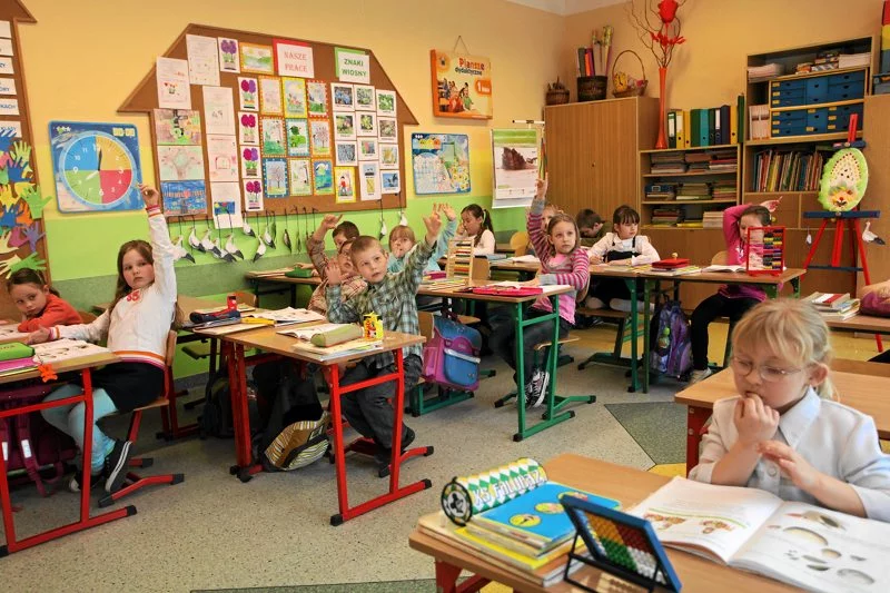 W Strzelcach Opolskich nauczyciele utrzymują szkołę (zdjęcie przedstawia dzieci z jednej z warszawskich szkół).
