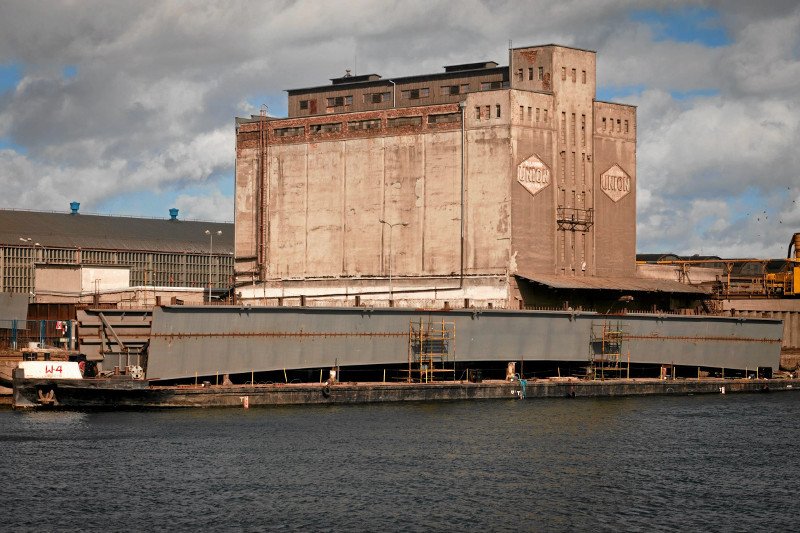 W samochodzie zatopionym w kanale w Gdyni znaleziono ciało.