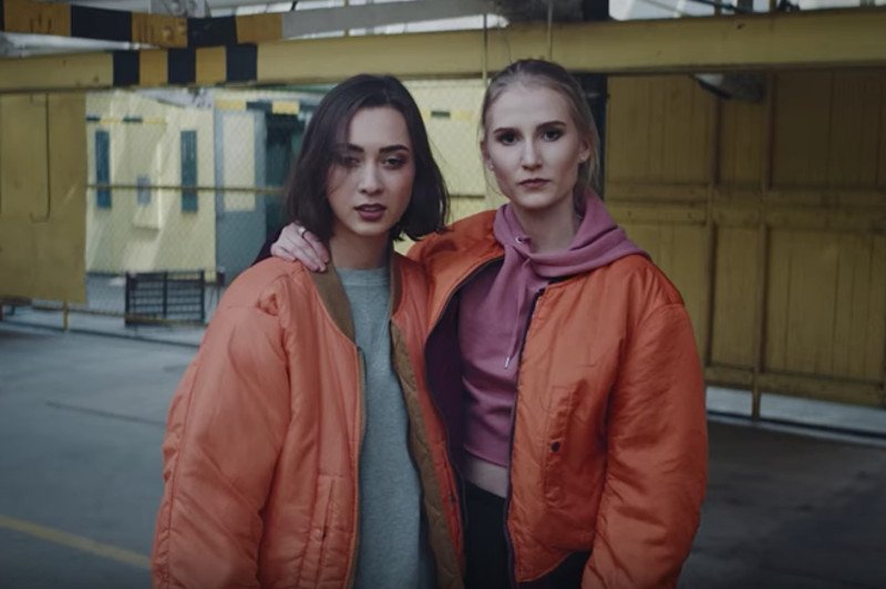 Kadr ze sportu reklamowego fińskiej marki Kalevala Jewelry.