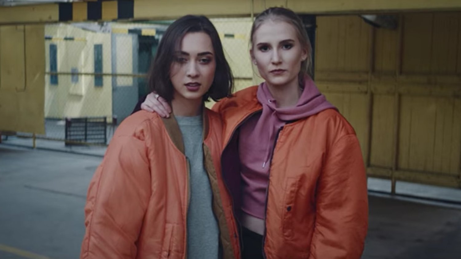 Kadr ze sportu reklamowego fińskiej marki Kalevala Jewelry.