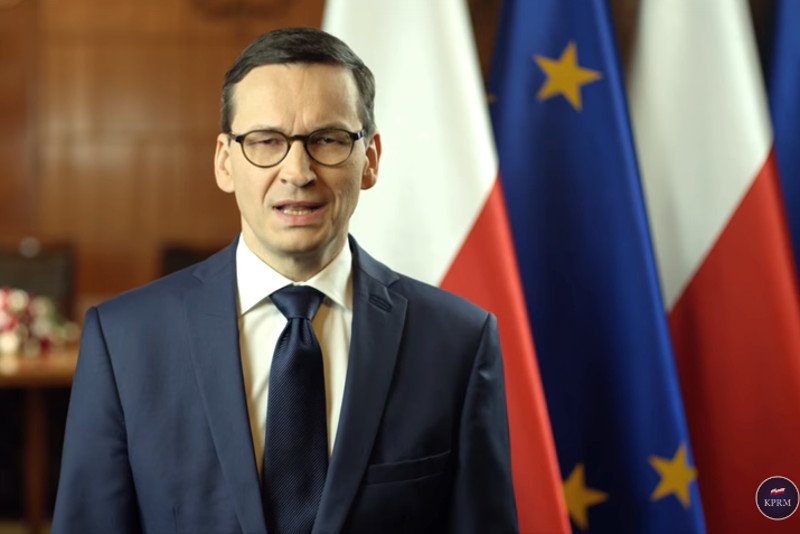 Mateusz Morawiecki podkreślał, że nie było polskich obozów zagłady. Z angielskiego tłumaczenia orędzia na YouTube wynikało coś odwrotnego.