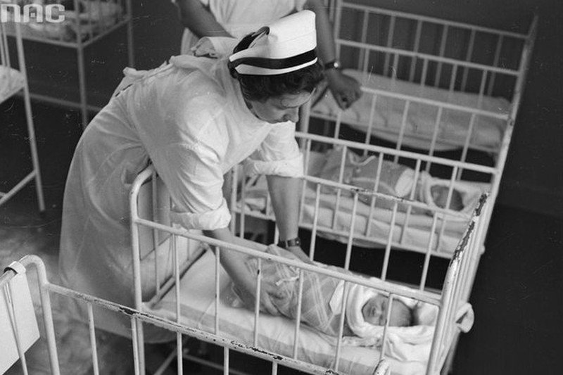 Abp Hoser rozpatruje dzisiejszy problem aborcji przez pryzmat peerelowskiego ustawodawstwa.