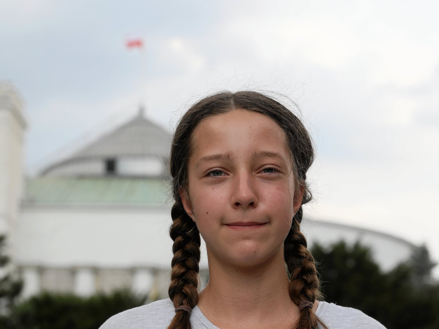 13-letnia Inga Zasowska protestuje przed Sejmem przeciwko bierności polityków wobec nadciągającej katastrofy klimatycznej.