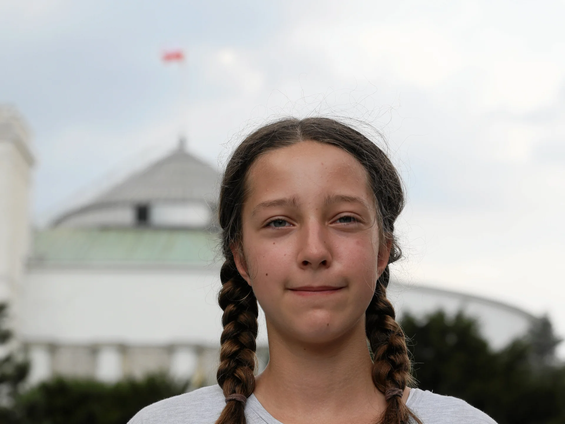 13-letnia Inga Zasowska protestuje przed Sejmem przeciwko bierności polityków wobec nadciągającej katastrofy klimatycznej.