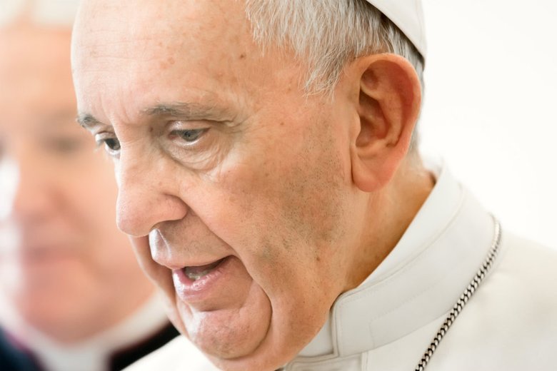 Papież Franciszek pokazał dobitnie, że nie lubi starodawnych gestów poddaństwa.