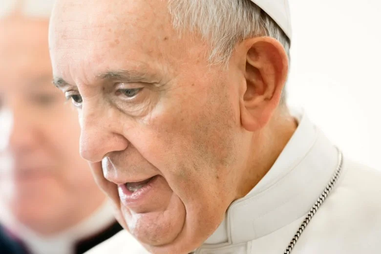 Papież Franciszek pokazał dobitnie, że nie lubi starodawnych gestów poddaństwa.