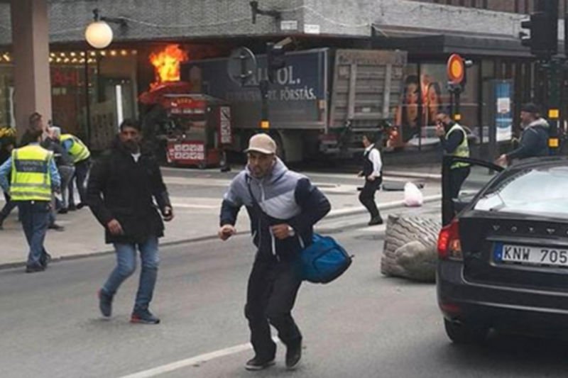 Rozpędzona ciężarówka wjechała w tłum w centrum Sztokholmu. To najprawdopodobniej był zamach terrorystyczny.