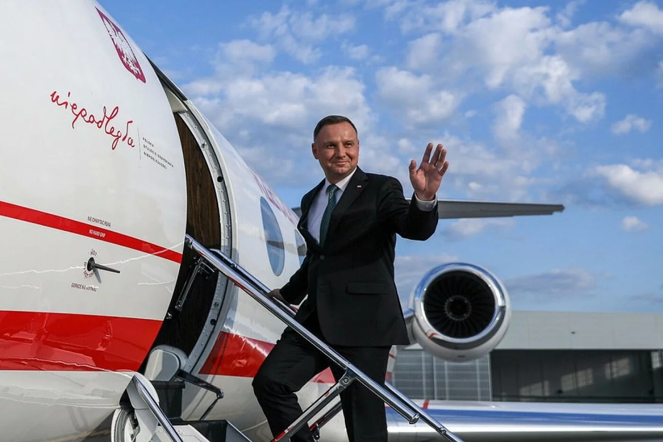 Jak donosi "Fakt", w kluczowym dla polskiej reakcji na kryzys w Afganistanie momencie prezydent Andrzej Duda wyleciał... do letniej posiadłości na granicy Juraty i Helu. Jak donosi "Fakt", w kluczowym dla polskiej reakcji na kryzys w Afganistanie momencie prezydent Andrzej Duda wyleciał... do letniej posiadłości na granicy Juraty i Helu