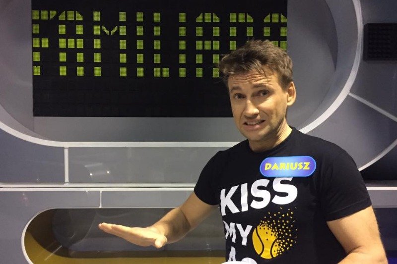 Na stronie "Darek z Klanu" aktor w zabawny sposób komentuje otaczającą go rzeczywistość