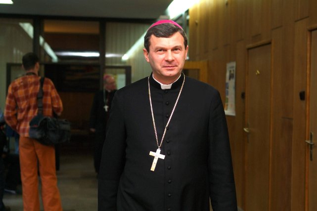 Biskup Tadeusz Bronakowski apeluje o niereklamowanie alkoholu w mediach i o ograniczenie ilości wystawianych zezwoleń na sprzedaż środków wyskokowych