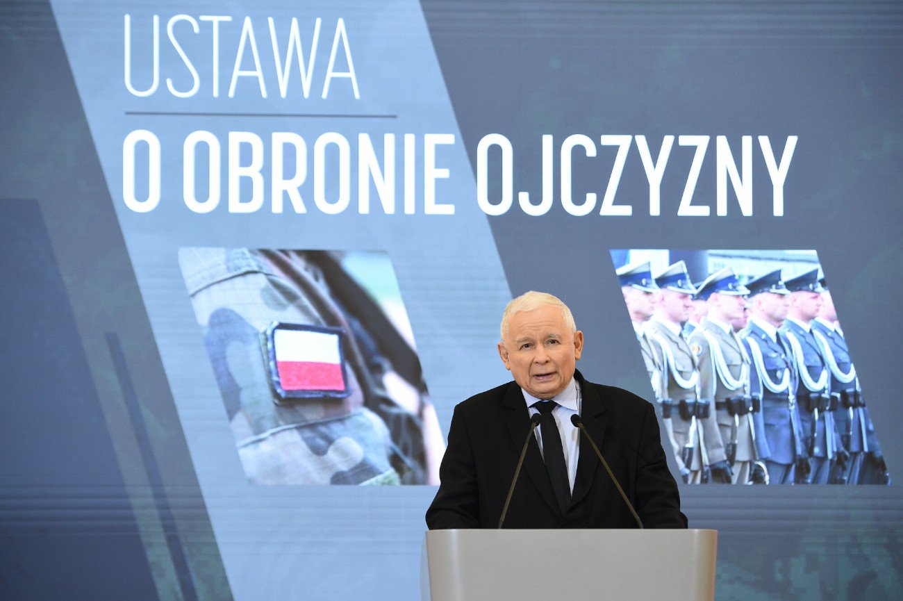 Jarosław Kaczyński ponownie zaprezentował ustawę o obronie ojczyzny.