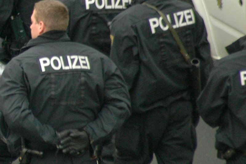 Policjant w Hanowerze znęcał się nad uchodźcami.