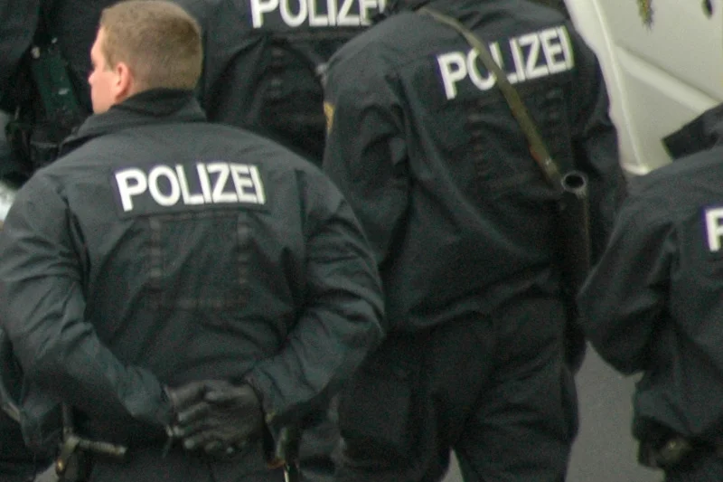 Policjant w Hanowerze znęcał się nad uchodźcami.