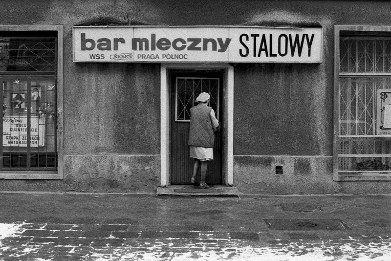 Archiwalne zdjęcie baru mlecznego Stalowy na warszawskiej Pradze – 1989 r.