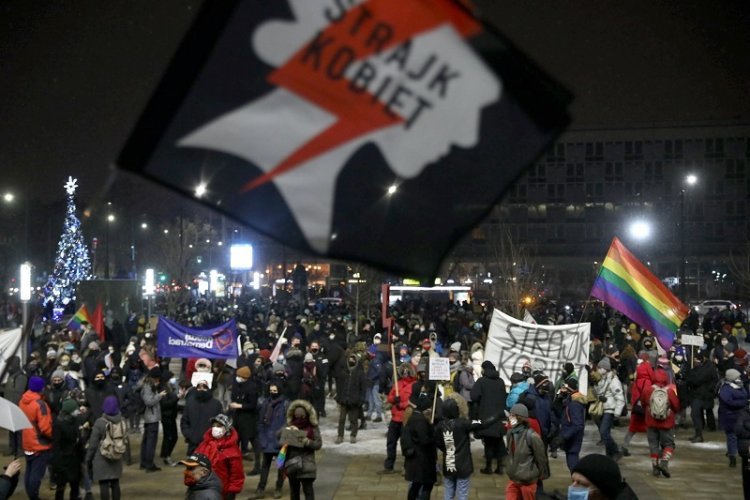 Po publikacji uzasadnienia do wyroku TK demonstranci znów wyszli na ulice. Strajk Kobiet a notowania PiS. Sondaż dla "Super Expressu"