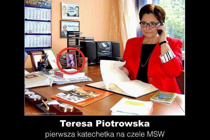 Teresa Piotrowska to nowa szefowa MSW. Krytykom i z lewej, i z prawej strony, przeszkadza jej przeszłość w roli katechetki. A także zdjęcie kardynała Wyszyńskiego na służbowym biurku.
