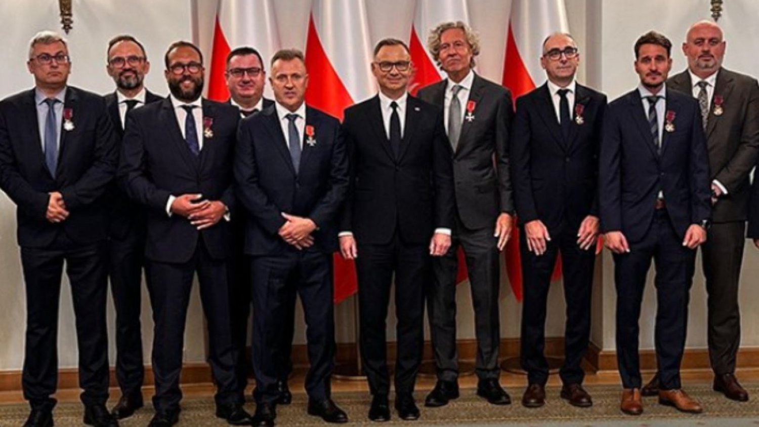 Odznaczenie Dudy dla Kuleszy wywołało burzę. "Order w paczce czipsów". Andrzej Duda odznaczył Cezarego Kuleszę. W sieci zawrzało.