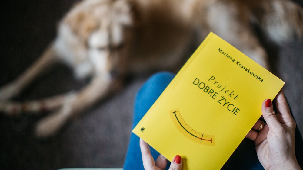 Publikacja niczym nie przypomina typowych poradników o szczęściu. To sześciotygodniowy program treningowy.