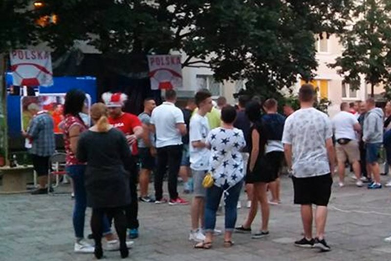 Na Płockiej sąsiedzi wiedzą, jak się bawić na Euro 2016! Na plac przychodzą kibice nawet z sąsiednich ulic.